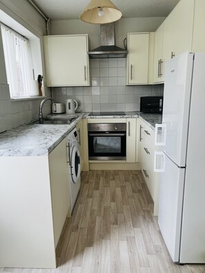 Micro-ondes, batterie de cuisine, vaisselle et ustensiles