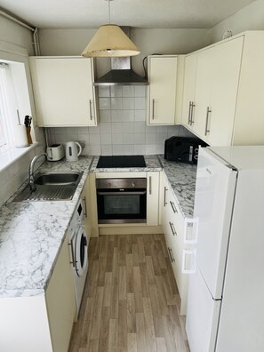 Microwave, cookware/dishes/utensils - Two bedroom house , in a lovely neighbourhood, with a lot amenities around (St Helens)