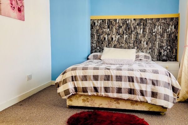 2 Schlafzimmer, BĂŒgeleisen/BĂŒgelbrett, WLAN, BettwĂ€sche