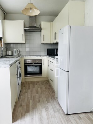 Micro-ondes, batterie de cuisine, vaisselle et ustensiles