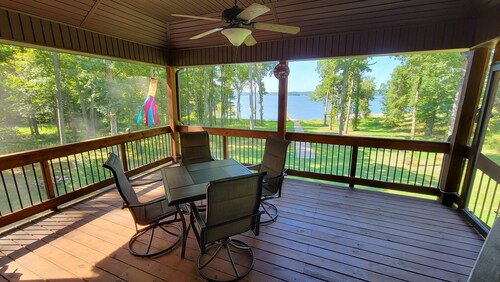 PRIVATE DOCK, LAKEFRONT, QUIET COVE, EASY LAKE ACCESS FLAT NO STEPS