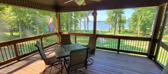 PRIVATE DOCK, LAKEFRONT, QUIET COVE, EASY LAKE ACCESS FLAT NO STEPS