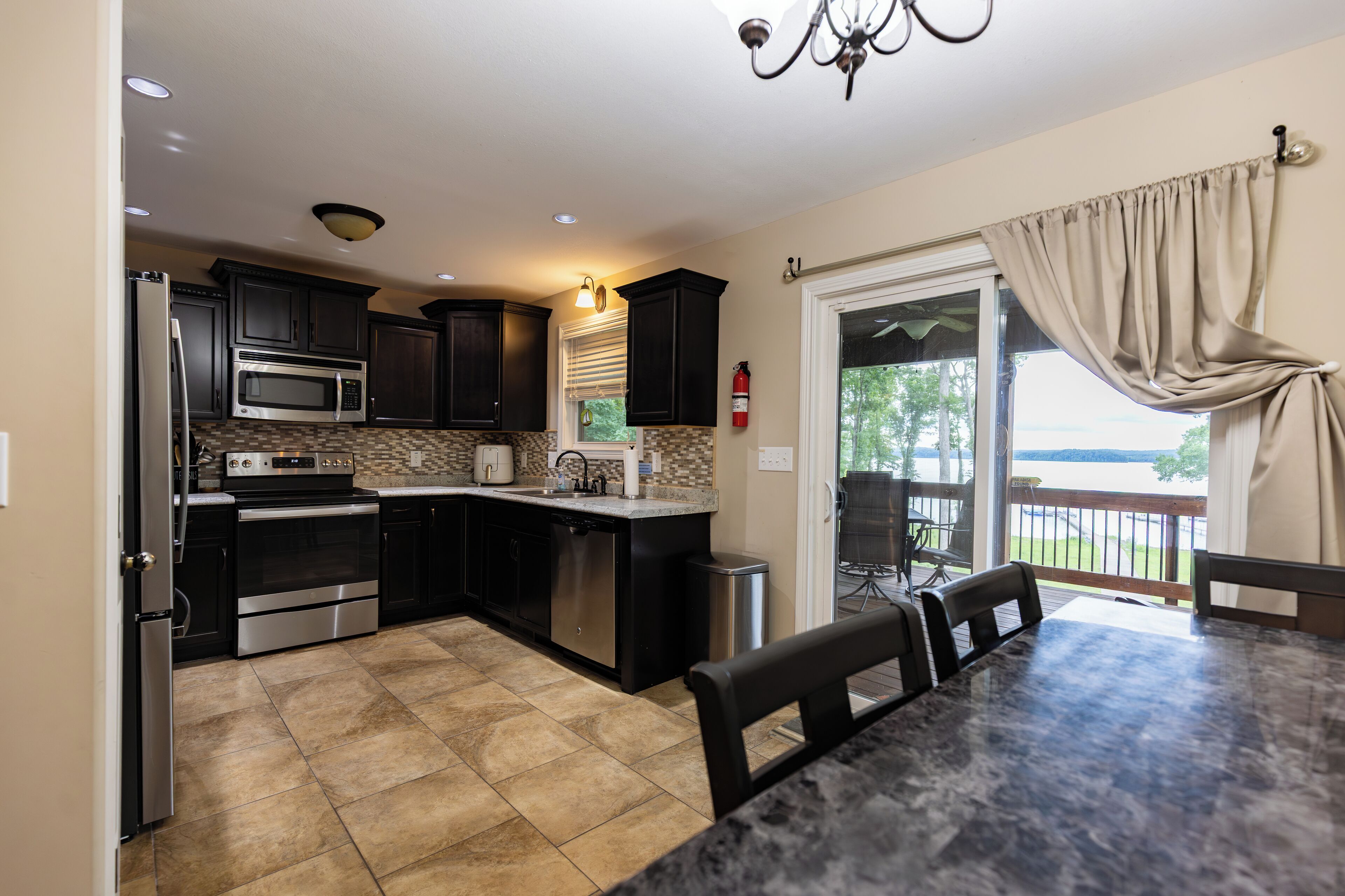 Réfrigérateur, four à micro-ondes, un four, surface de cuisson