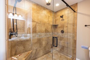 Ensemble baignoire-douche, séchoir à cheveux, serviettes fournies, savon