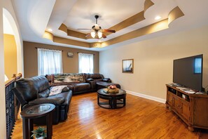 Smart TV, stereo, computer monitors, printers - PRIVATE DOCK, LAKEFRONT, QUIET COVE, EASY LAKE ACCESS FLAT NO STEPS (Dover)