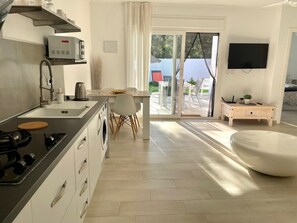 Een koelkast, een microgolfoven, een koffiezetapparaat/waterkoker