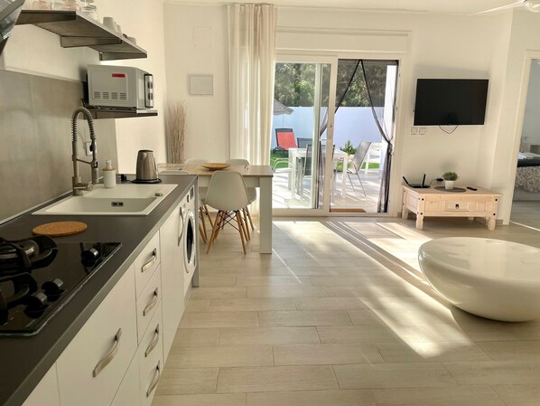 Een koelkast, een microgolfoven, een koffiezetapparaat/waterkoker