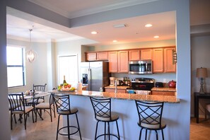 Frigorifero, microonde, forno, piano cottura