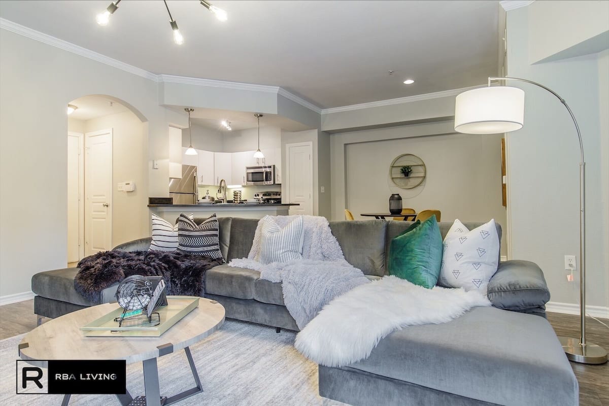 Apartamento premium, 2 quartos | Sala de estar | Smart TV 50 polegadas com canais digitais, TV, lareira