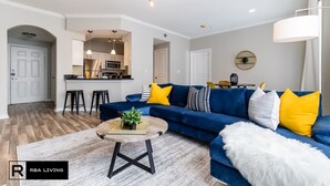 Appartement Premier, 2 chambres | Salle de séjour | Téléviseur connecté de 50 po avec télévision numérique, téléviseur