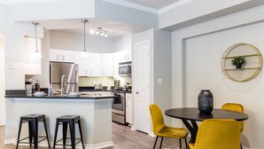 Appartement Prestige, 2 chambres | Repas dans la chambre