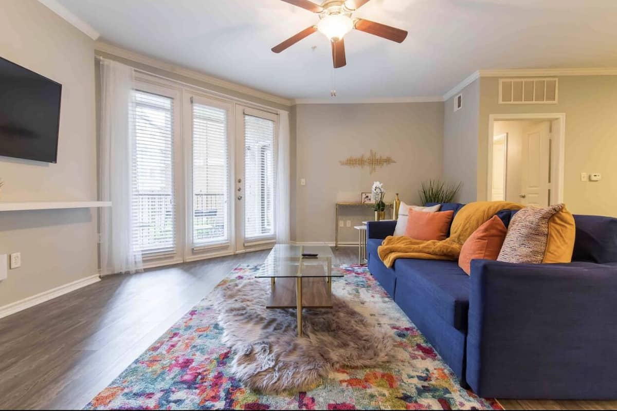 Apartamento standard, 2 quartos | Sala de estar | Smart TV 50 polegadas com canais digitais, TV, lareira