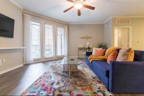 Departamento estándar, 2 habitaciones | Sala de estar | Smart TV de 50 pulgadas con canales digitales, televisión y chimenea 