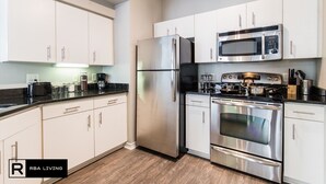 Appartement Élite, 2 chambres | Cuisine privée | Cafetière-théière, réfrigérateur grande capacité avec congélateur