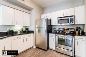 Departamento Elite, 2 habitaciones | Cocina privada | Refrigerador con congelador, microondas, horno y parrilla de estufa 