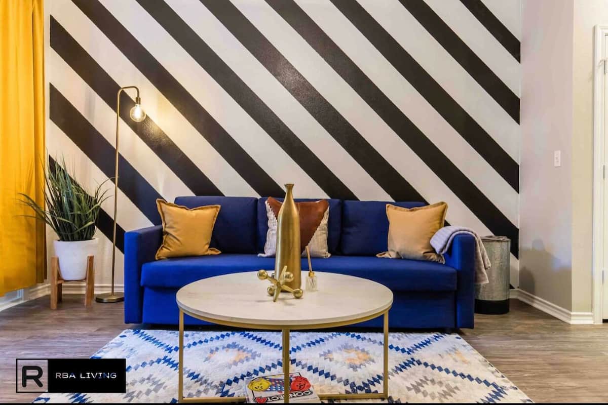 Apartamento, 1 quarto | Sala de estar | Smart TV 50 polegadas com canais digitais, TV, lareira