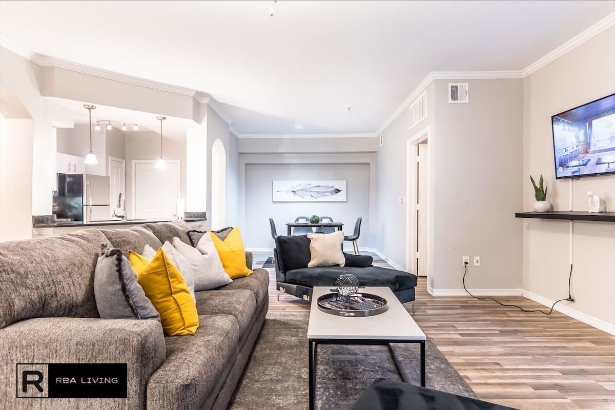 Apartamento luxo, 2 quartos | Sala de estar | Smart TV 50 polegadas com canais digitais, TV, lareira