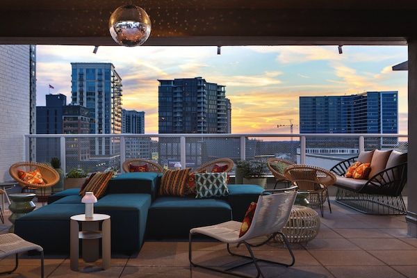 Melayani sarapan, makan siang, dan makan malam