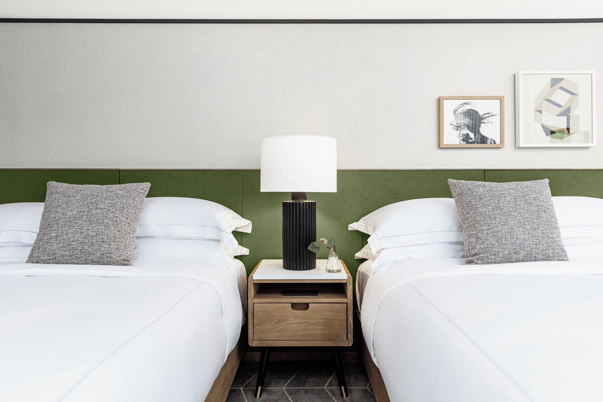 Italiaanse Frette-lakens, luxe beddengoed, donzen dekbedden, een minibar