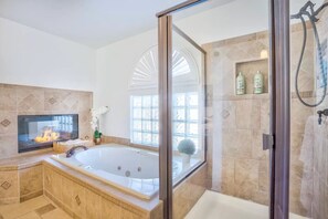 Dusche, Whirlpool, Haartrockner, Handtücher