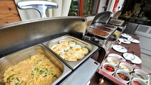 Una mesa de buffet con diferentes alimentos y utensilios.