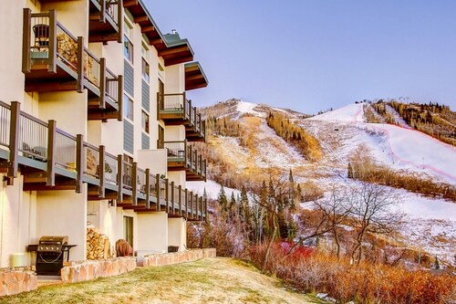 Hike In/Out-Heated Pool-HotTub-Deck-Gym Access-Wood Fireplace-Mtn View-Elevator-Private Grill