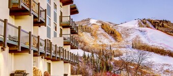 Hike In/Out-Heated Pool-HotTub-Deck-Gym Access-Wood Fireplace-Mtn View-Elevator-Private Grill