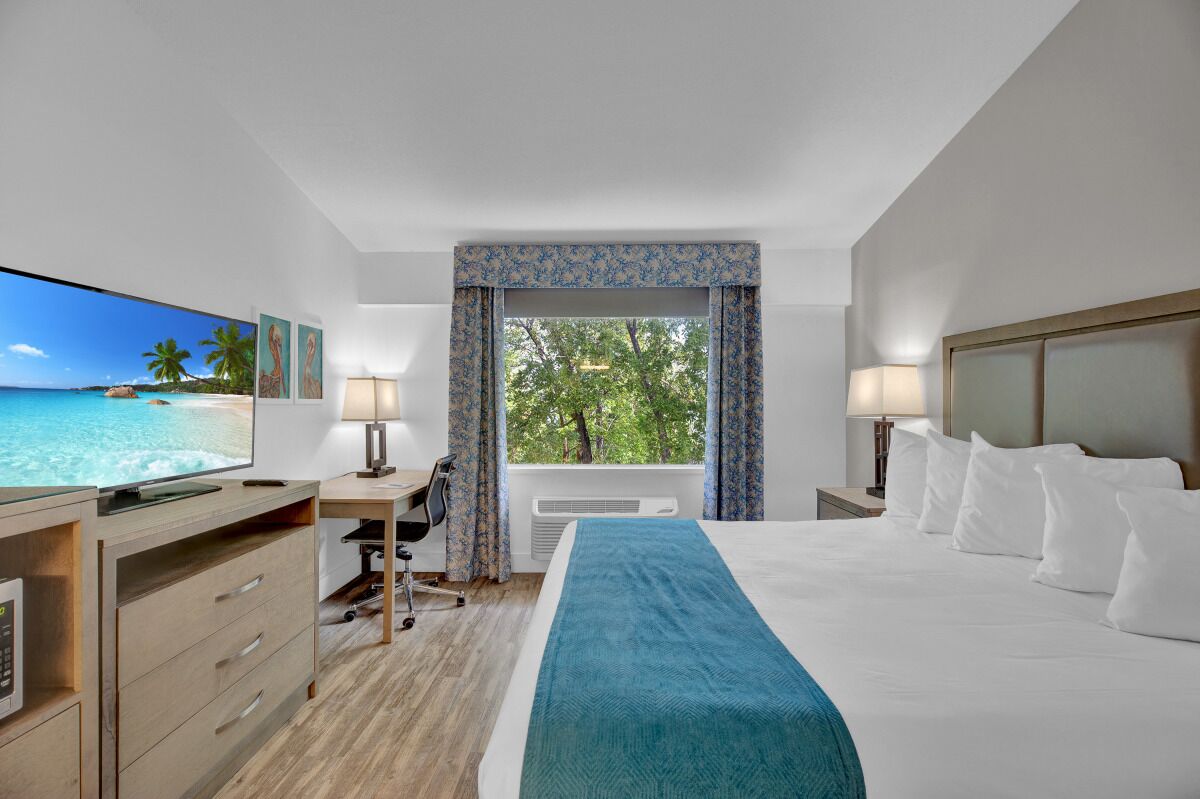 Perfect Island Getaway! Free Parking and Use of Kayaks, Pets Allowed, Pool!