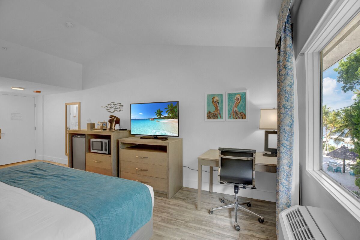 Perfect Island Getaway! Free Parking and Use of Kayaks, Pets Allowed, Pool!