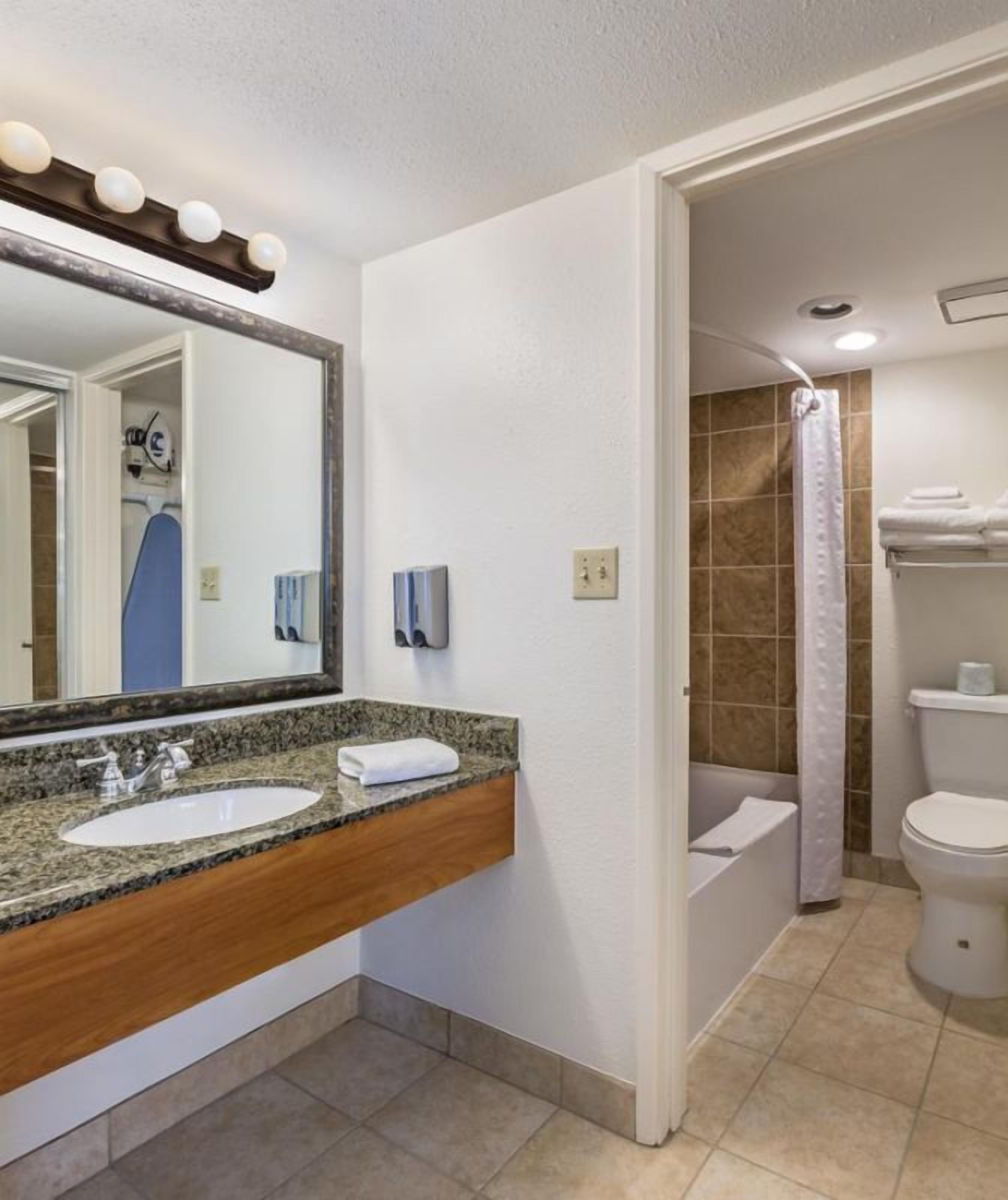 Wonderful Stay! Parking, Nearby Golf! Minutes away from Lake Powell Campground!