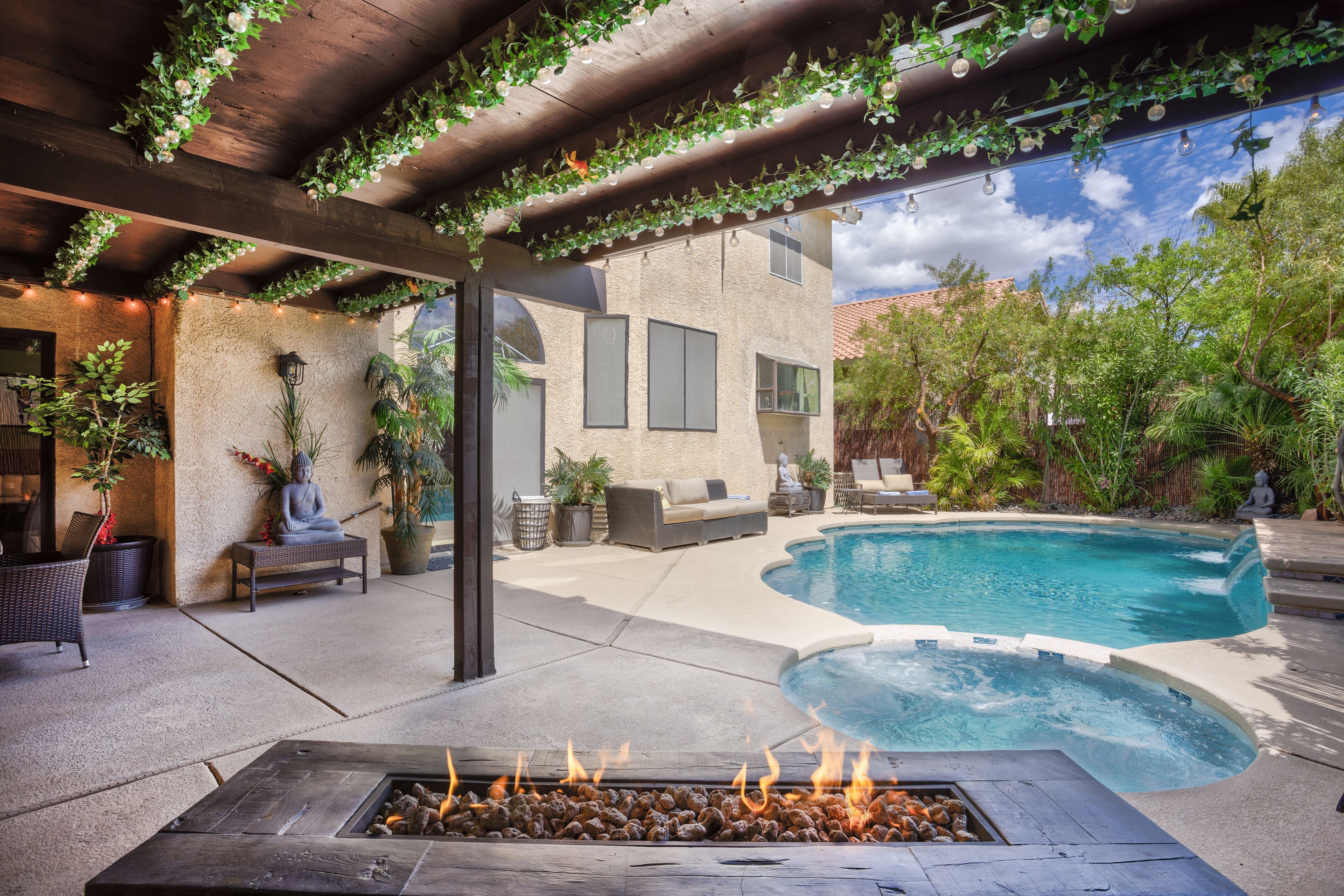 Alberca al aire libre y alberca climatizada