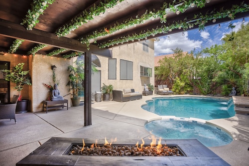 Extraordinary Private Pool/Spa Villa w/man cave