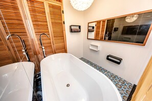 Habitación (Luxury Couple Room) | Baño | Artículos de higiene personal gratuitos, secador de pelo y zapatillas