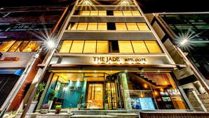 Bagian depan properti - sore/malam