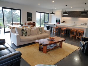 TV connectée, cheminée, livres