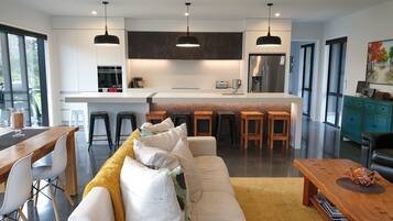 TV connectée, cheminée, livres