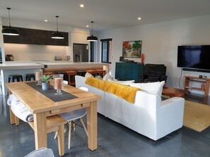 Smart TV, chimenea y libros
