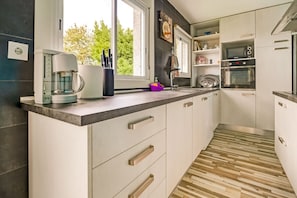 Een koelkast, een magnetron, een oven, een kookplaat