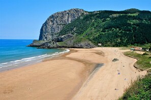 A beach with a rocky cliff and a clear sky. - Holiday Home in Redondela with Sea Views (Chapela)