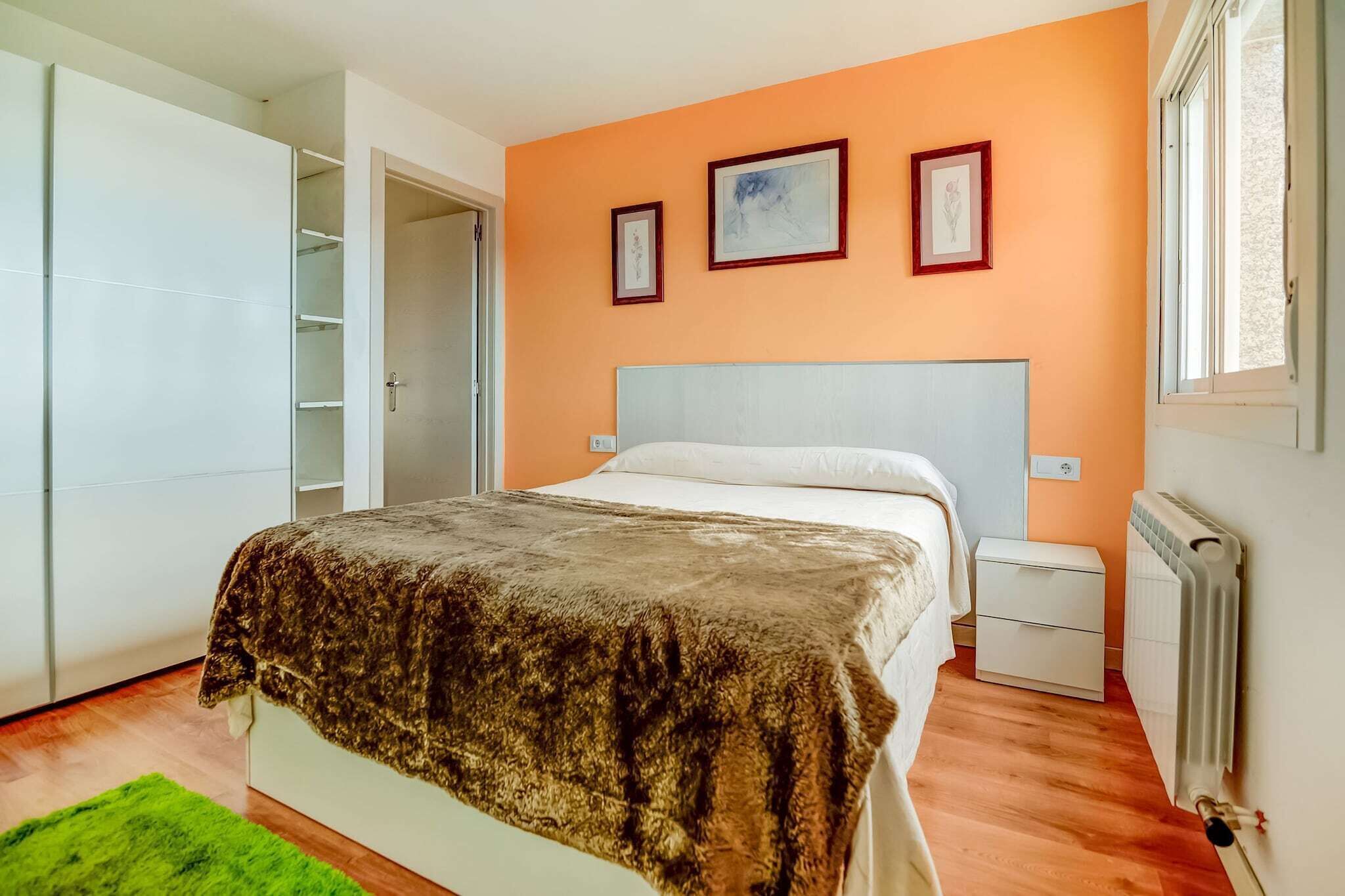 3 habitaciones, tabla de planchar con plancha y cuna de viaje 