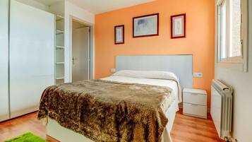 3 dormitorios, tabla de planchar con plancha, cuna de viaje