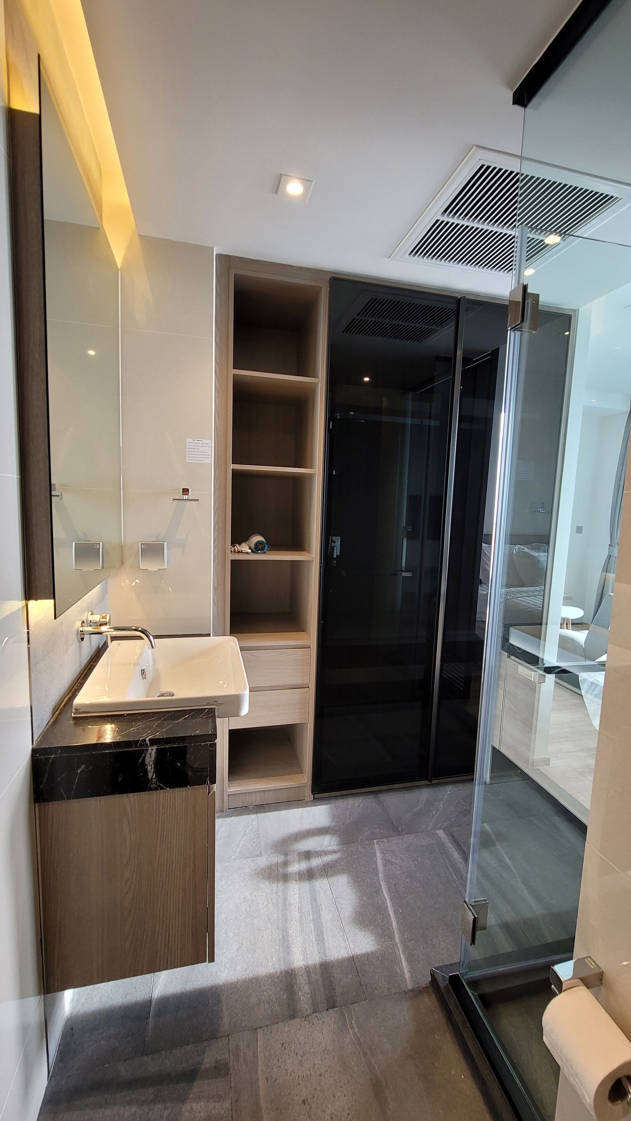 Une salle de bain moderne avec une douche à parois de verre, un meuble-lavabo et des toilettes.