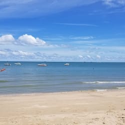 位於海灘上