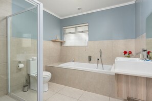 Apartamento superluxo | Banheiro | Banheira e chuveiro separados, secador de cabelo, toalhas de banho