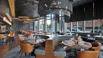 Petit déjeuner et dîner servis sur place, spécialités Cuisine américaine