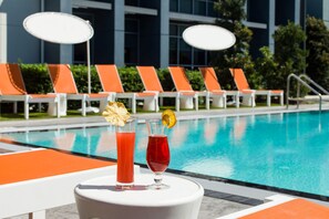 Outdoor pool, open 8:00 AM to 11:00 PM, pool umbrellas, pool loungers - Aloft Orlando International Drive (Orlando)