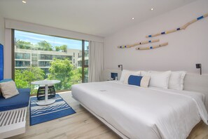 Premium Deluxe King | Minibar, in-room safe, blackout curtains, soundproofing