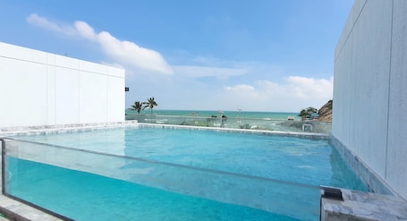 Sky Pool Suite 2 Bedrooms | ๊ฐ์ค์์ ๋ณด์ด๋ ์ ๋ง