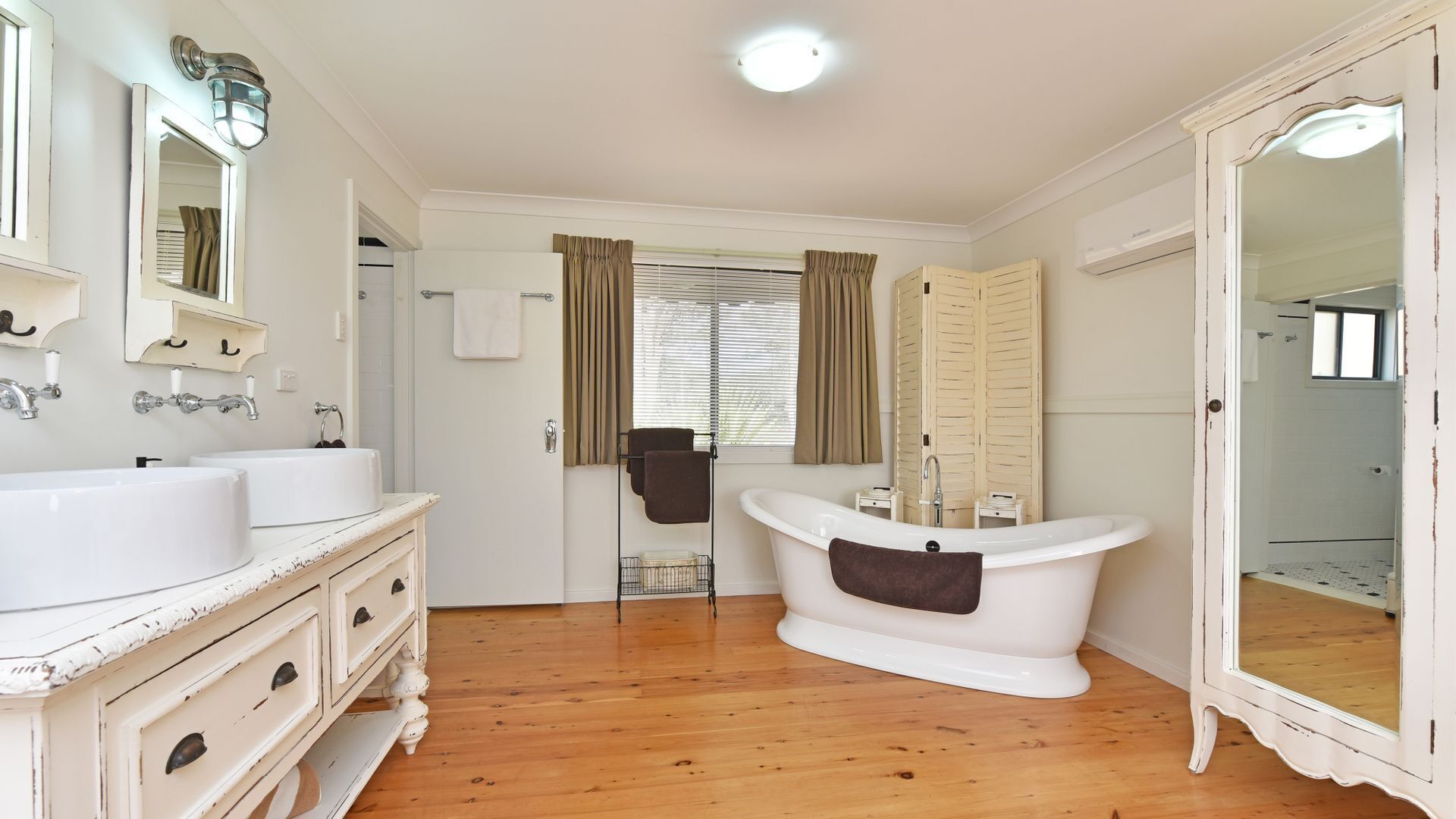 Olive Grove 3  1 Bedroom Cabin with large Bath and walk to wineries — image 9