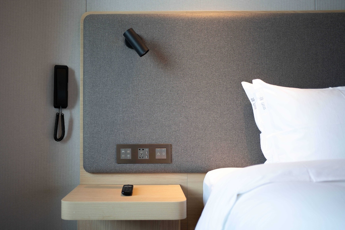 Minibar, in-room safe, desk, iron/ironing board